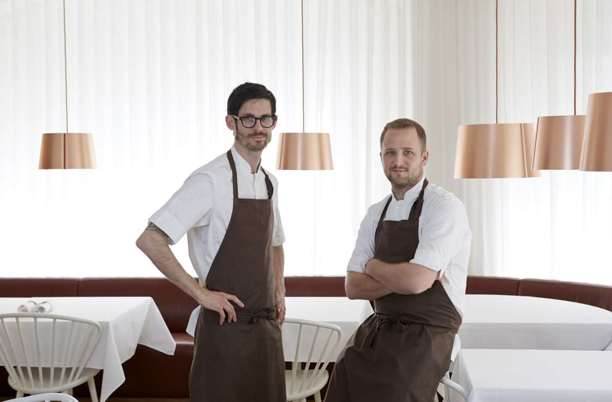 „Wir fragen die Lieferanten, was sie haben. Und dann überlegen wir, was man damit kochen kann. Das triggert unsere Kreativität“, erzählt Jacob Holmström (rechts im Bild), der gemeinsam mit Anton Bjuhr im Zwei-Sterne-Restaurant Gastrologik kocht.
