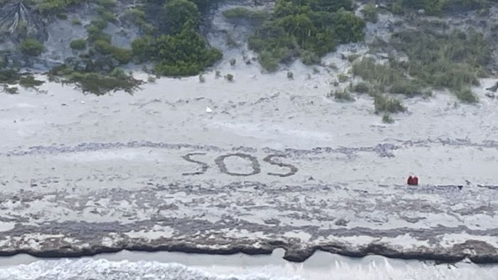 Gestrandeter Deutscher schreibt „SOS“ in den Sand und wird gerettet