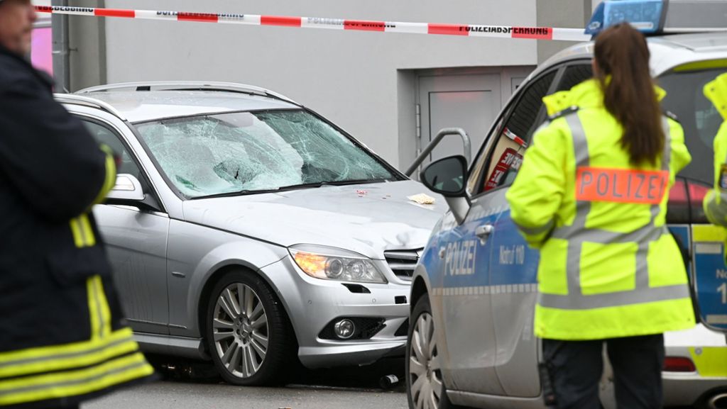  Im nordhessischen Volkmarsen ist ein Auto in einen Karnevalsumzug gefahren. Dabei wurden zahlreiche Menschen verletzt. 