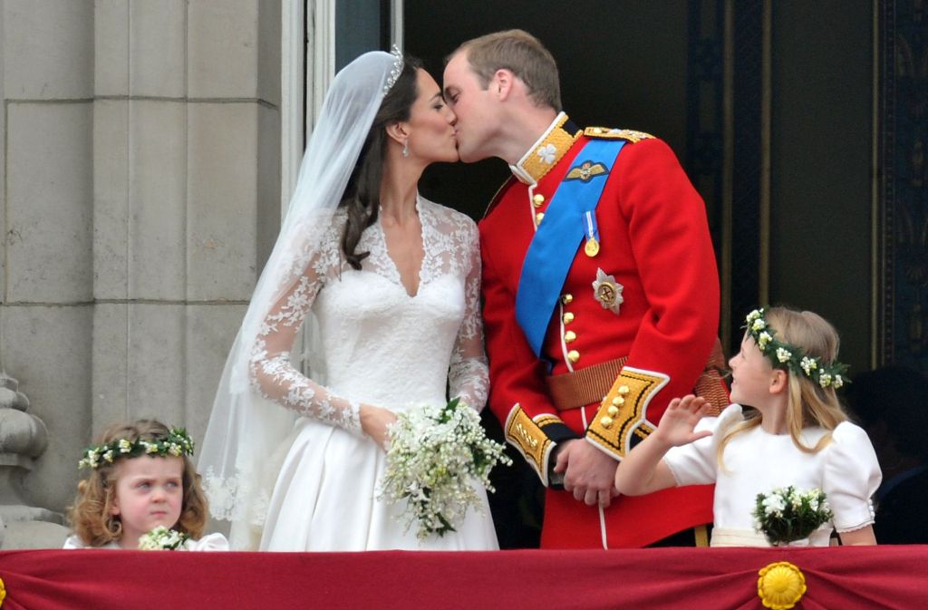 Herzogin Kate und Prinz William feiern 2017 die Zuckerhochzeit. Weitere prominente Hochzeitspaare mit ungewöhnlichen Ehejubiläen zeigt die Bilderstrecke.