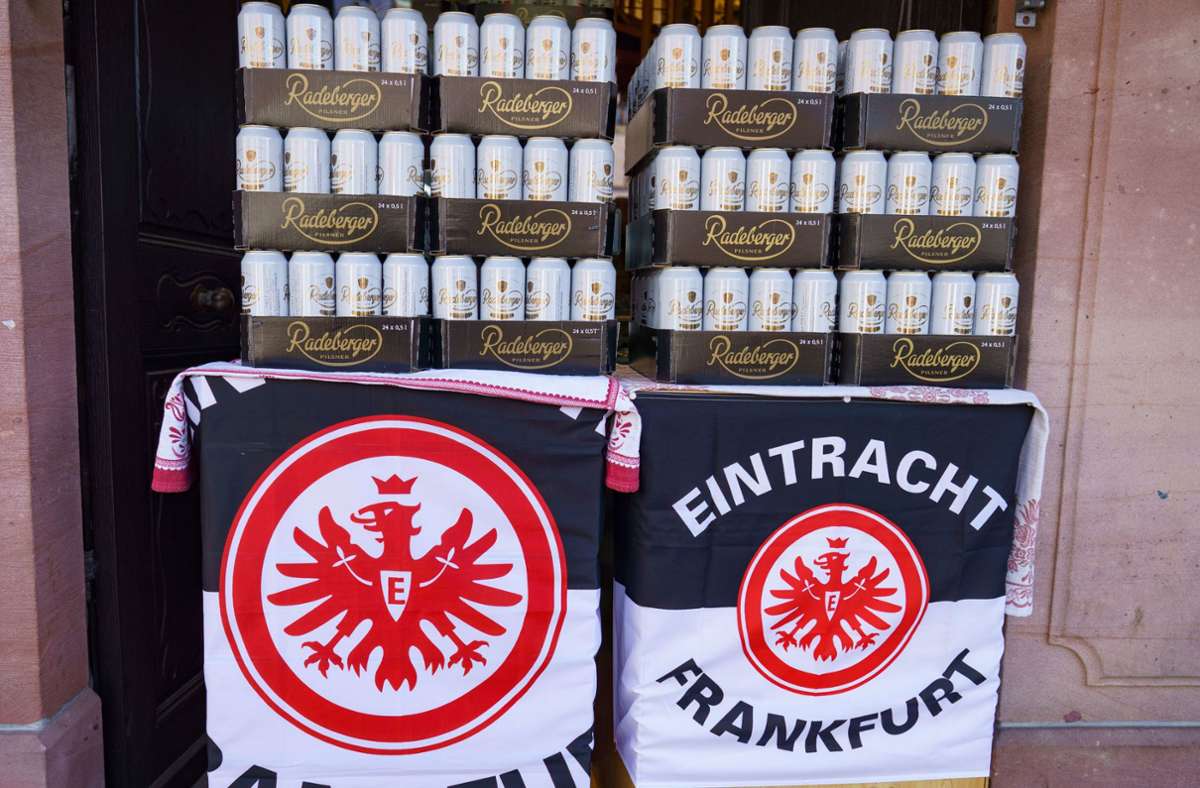 Die wichtigen Bier-Reserven haben die Frankfurter Anhänger auf jeden Fall schon reserviert.