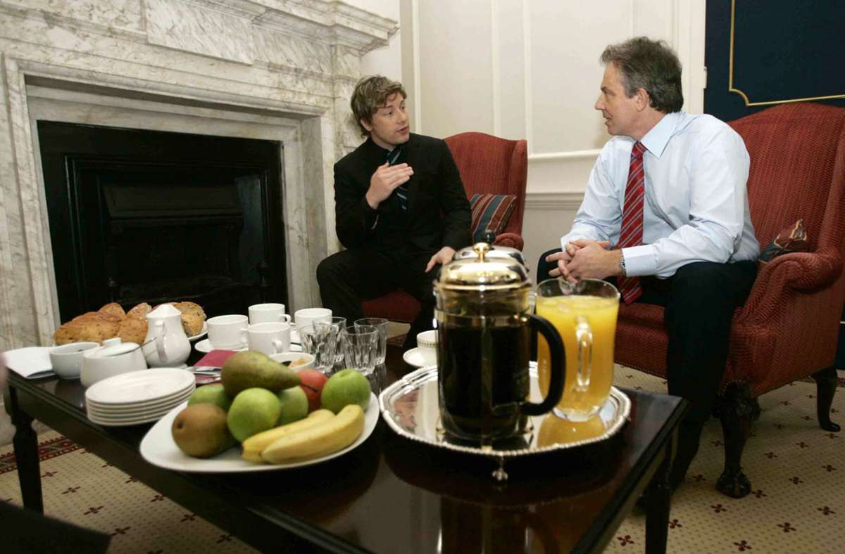 Jamie Oliver mit dem ehemaligen Primeminister Tony Blair im Jahr 2005. In der Downing Street diskutierten die beiden über Fördergelder für Schulessen.