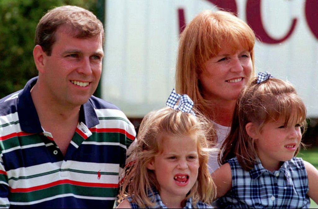 Prinzessin Eugenie und ihre ältere Schwester Beatrice (rechts) sind Scheidungskinder: 1992, da ist Eugenie erst zwei Jahre alt, geht die Ehe ihrer Eltern Prinz Andrew und Sarah Ferguson in die Brüche.