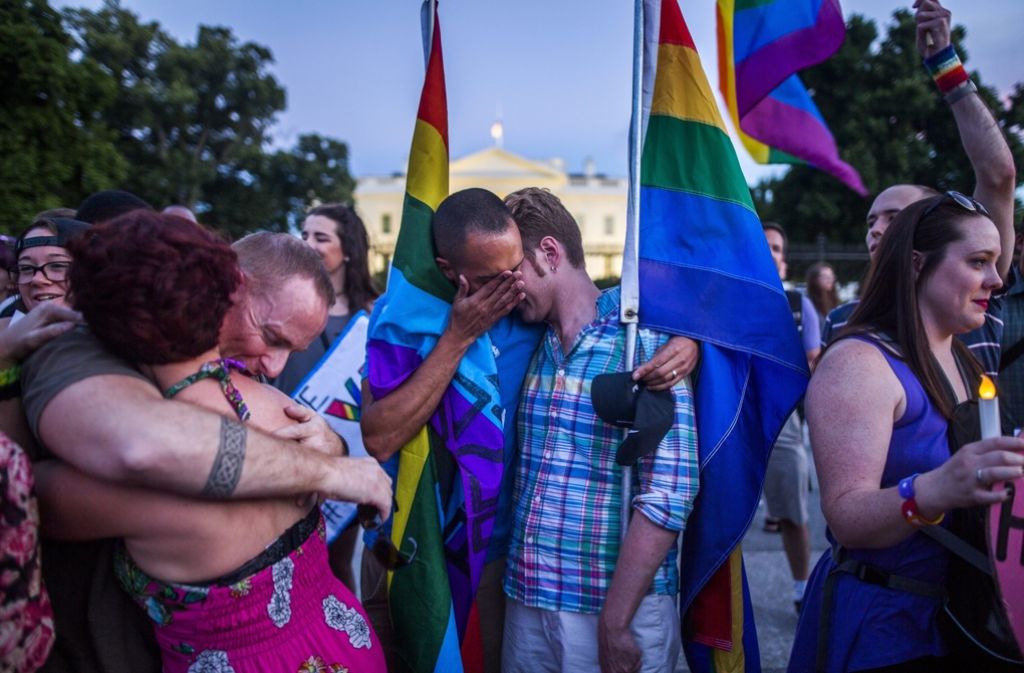 Viele Menschen brachten bei einer Mahnwache mit Kerzen vor dem Weißen Haus ihre Trauer zum Ausdruck. Der Attentäter, der 29-jährige US-Amerikaner Omar Mateen, hatte laut seiner Familie starke Antipathien gegen Schwule gehegt.