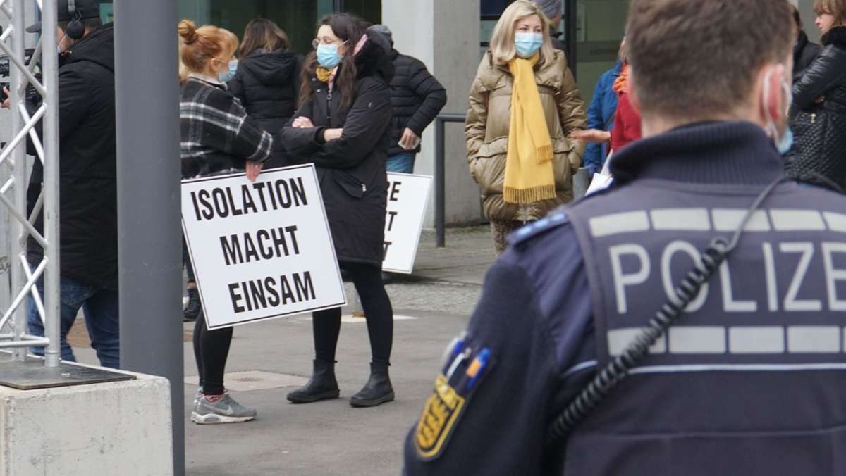 Demo  gegen Corona-Regeln in Pforzheim: Eltern protestieren gegen Maskenpflicht an Grundschulen