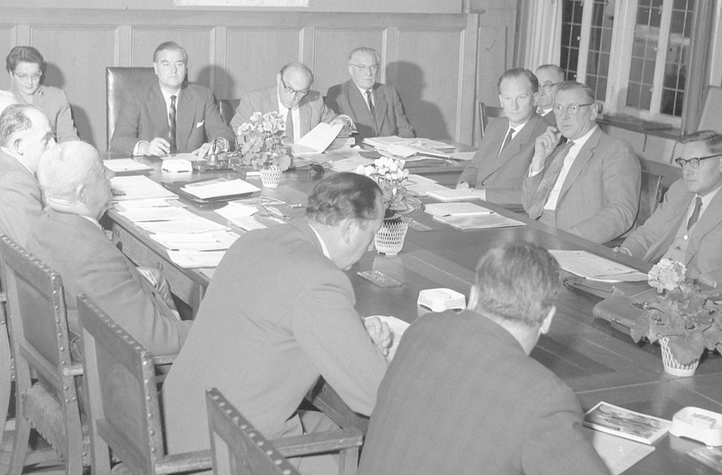 Eine Frau unter Männern: Else Bohnet zur Rechten des Tübinger Oberbürgermeisters Hans Gmelin bei der Stadtratssitzung im November 1959
