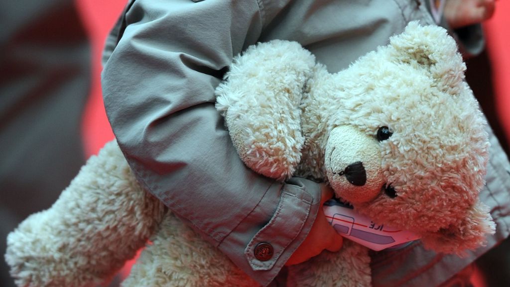 Sicherheit bei Spielzeug: Kinderärzte warnen vor Verletzungen durch Minibatterien