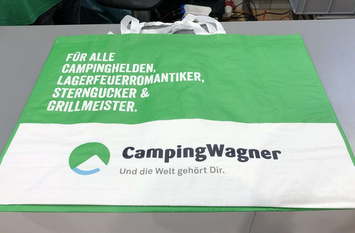 CampingWagner verschenkt in Halle 8 diese überdimensional große Tragetasche.