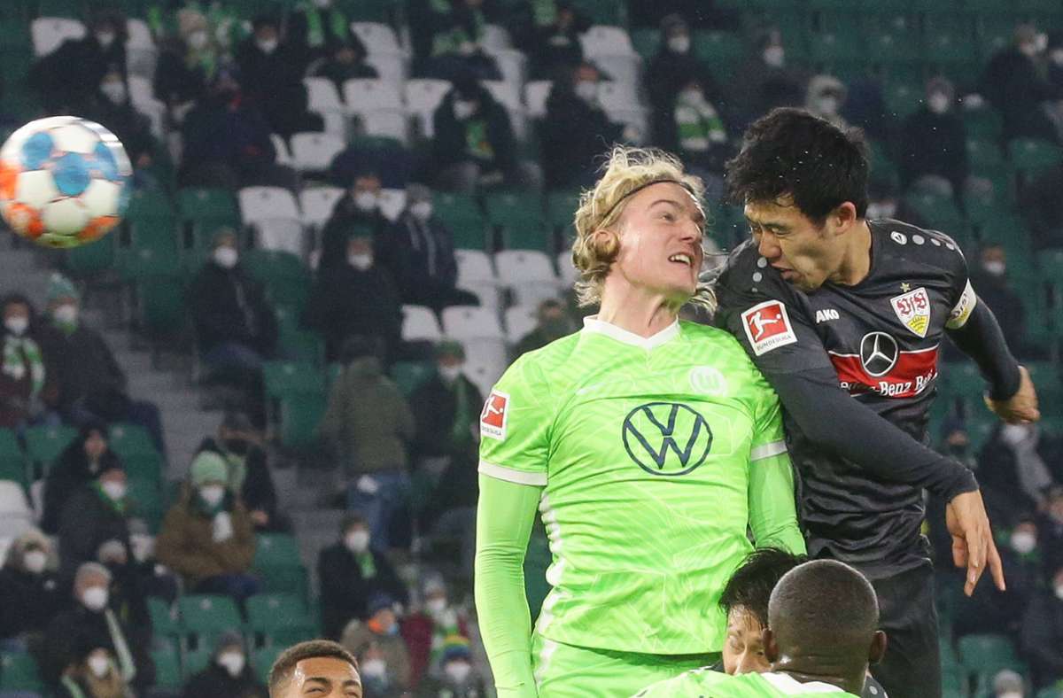 Wolfsburg (links Sebastiaan Bornauw) bemüht sich in der Folge um den Ausgleich, bleibt aber immer wieder an der an diesem Tag stabilen Stuttgarter Hintermannschaft (rechts Wataru Endo) hängen.