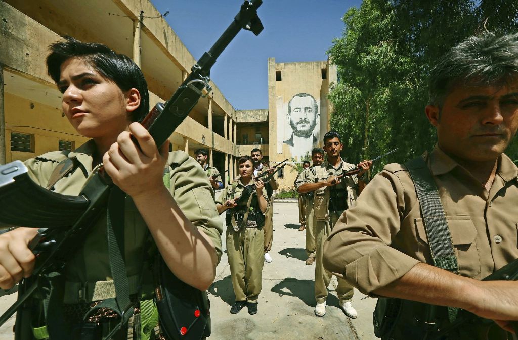Kurdische Peschmerga-Kämpfer bei einer Übung  Mitte August in Koya, einer Stadt in der autonomen Region Kurdistan im nördlichen Irak Foto: AFP