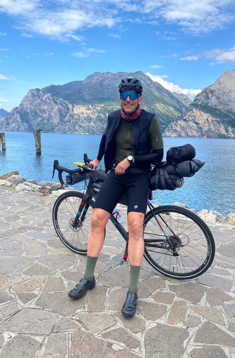 Extremsportler Hofer, hier beim Stopp am Gardasee, ist mit kleinem Gepäck und ohne Begleitfahrzeug unterwegs.