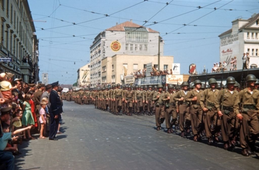 Auch mehrere Jahre nach dem Ende des Krieges waren die Alliierten in Stuttgart sehr präsent. Dieses Bild zeigt eine Parade der US Army auf der Königstraße im Jahr 1951.