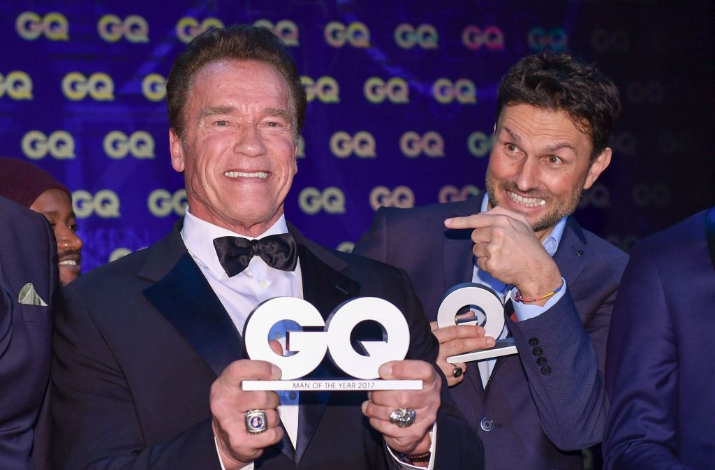 „Legend of the Century“: Arnold Schwarzenegger mit seinem Award. Rechts im Bild Simon Verhoeven, der einen Preis für seinen Film „Willkommen bei den Hartmanns“ erhielt.