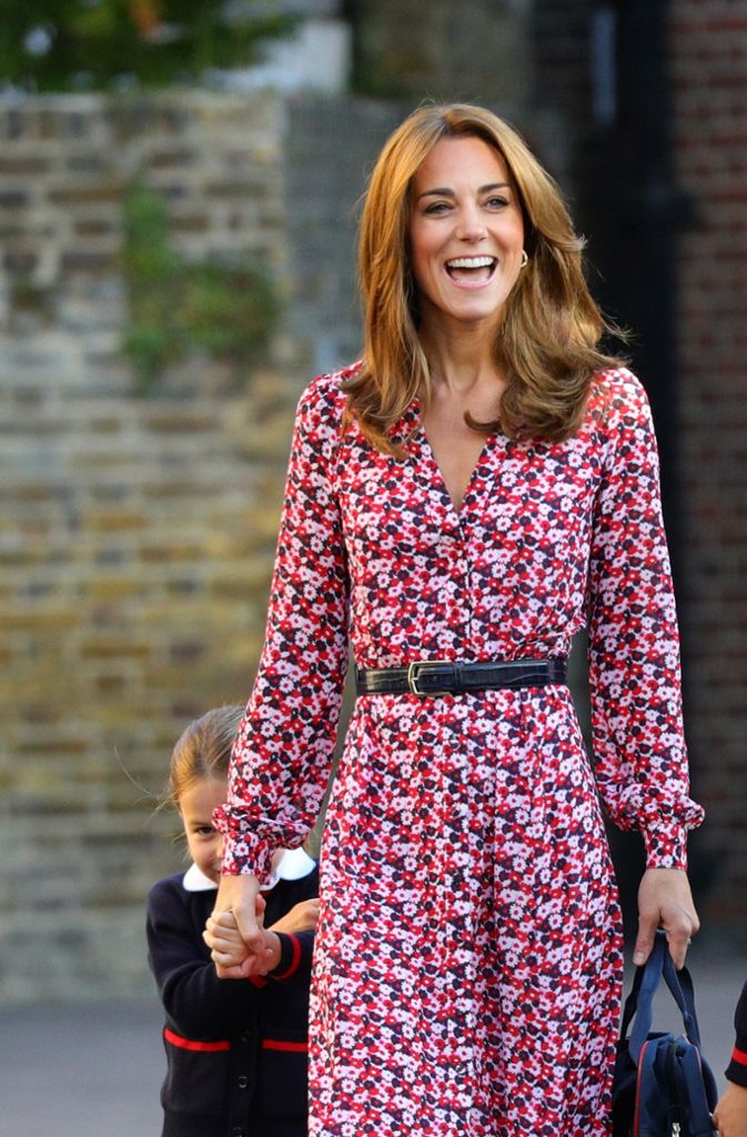 September: Streublümchen für den Schulanfang – Herzogin Kate trägt ein Tageskleid von Michael Kors, als sie Prinzessin Charlotte an ihrem ersten Schultag in die Thomas’s Battersea-Grundschule begleitet.