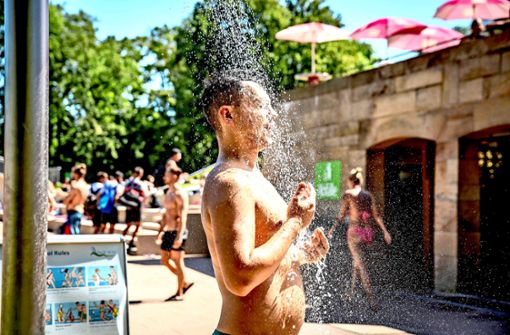 Der Sommer prickelt wieder: Ein Schwimmer duscht am Sonntag  im Höhenfreibad  Killesberg. Foto: Lichtgut/Julian Rettig