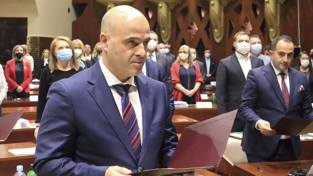 Die Mehrheit war knapp: Mit 62 von 120 Stimmen wählte das nordmazedonische Parlament Dimitar Kovacevski in der Nacht auf Montag zum neuen Ministerpräsidenten. 