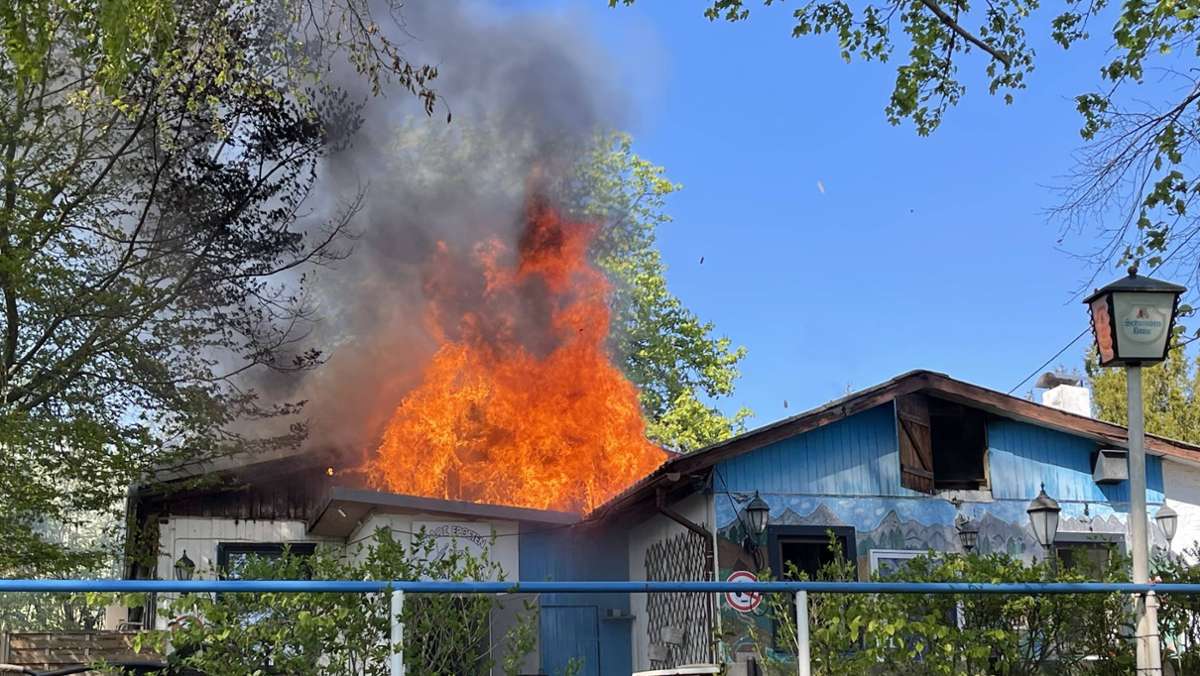 Brand in Stuttgart Bad Cannstatt: Meterhohe Flammen schlagen aus Vereinsheim