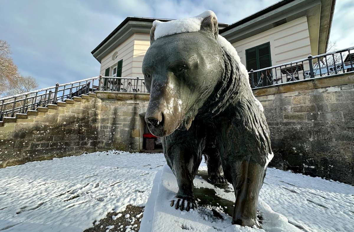 Namensgeber für das Bärenschlössle: einer der beiden Bronze-Bären mit Schneemütze.
