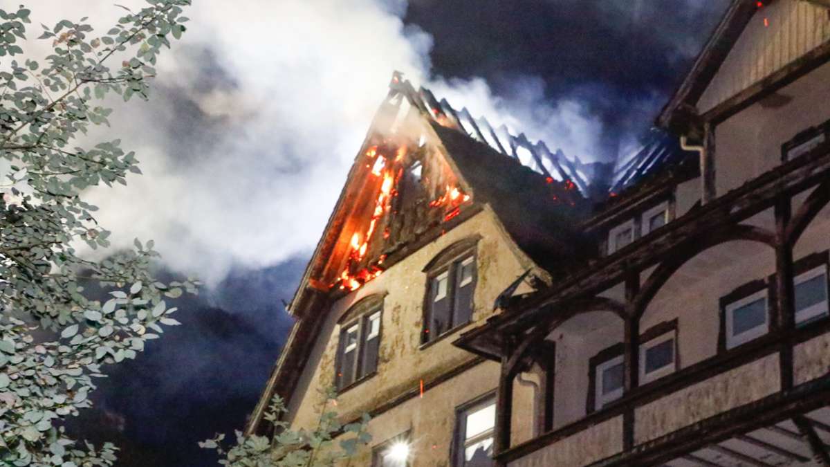 Einsatz in der Charlottenhöhe : „Lost Place“ in Schömberg in Flammen – Einsturzgefahr