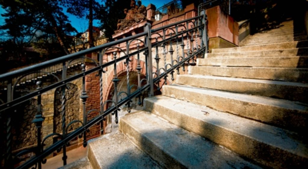 Die Steinfassade bröckelt, daher sollen die historischen Treppenanlagen saniert werden.