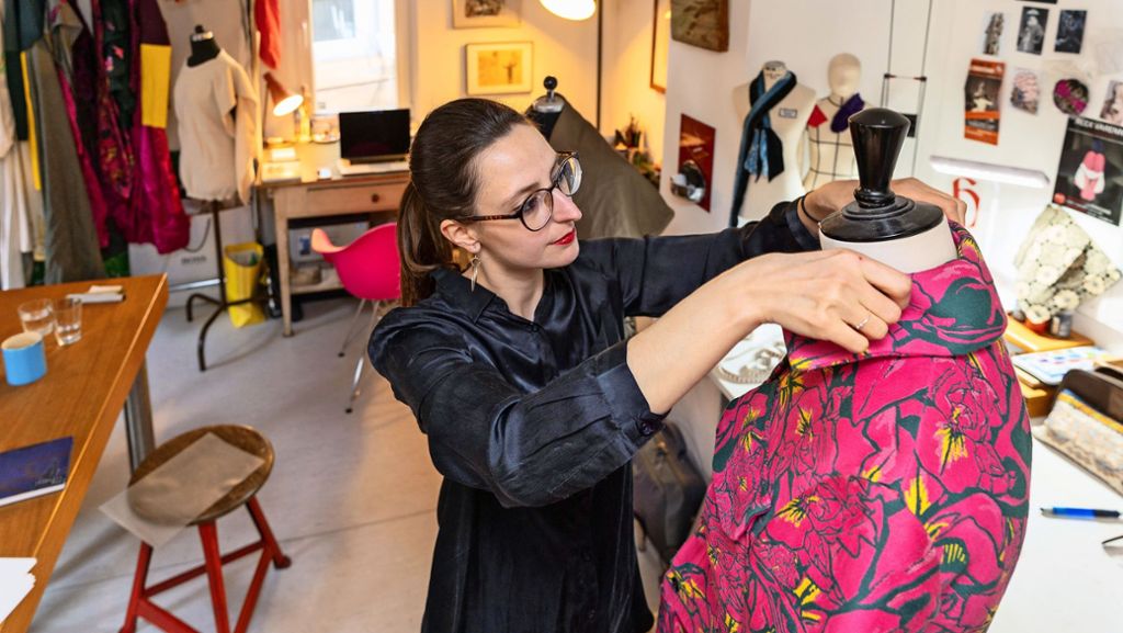 Jungdesignerin in Ludwigsburg: Warum starke Frauen und  feminine Mode kein Widerspruch sind