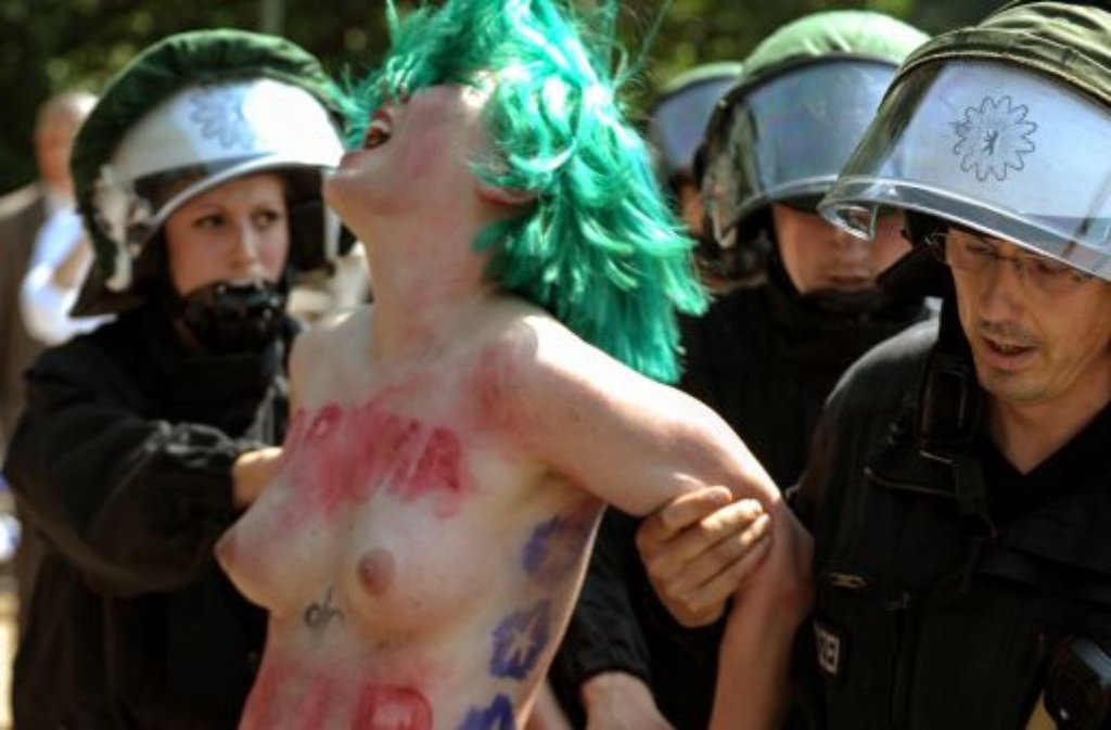 Eine Femen-Aktivistin wird an der Siegessäule in Berlin von der Polizei festgenommen. Sie hatte gegen den Besuch von US-Präsident Obama demonstriert. In die Nähe des US-Präsidenten kamen die beiden Aktivistinnen freilich nicht.