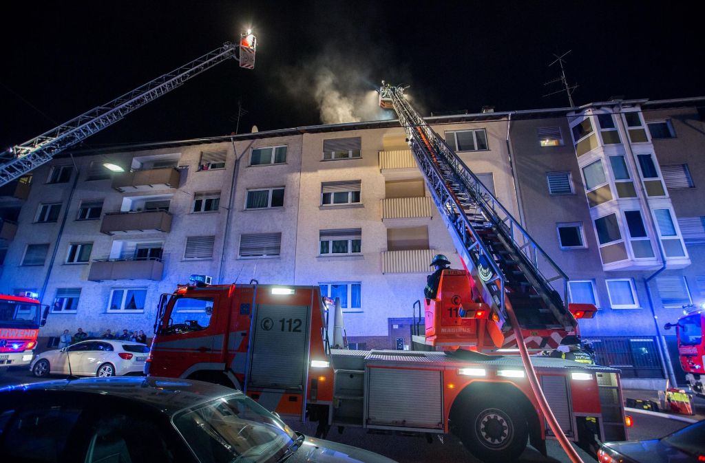 Bei dem Brand im Stuttgarter Osten wurden drei Menschen verletzt.