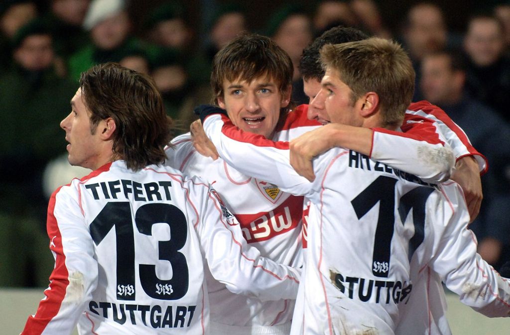Christian Gentner ist 2005 zum Stammspieler aufgestiegen und jubelt mit Christian Tiffert, Thomas Hitzlsperger und Mario Gomez (verdeckt) über das 1:0 gegen den FC Schalke im Gottlieb-Daimler Stadion.