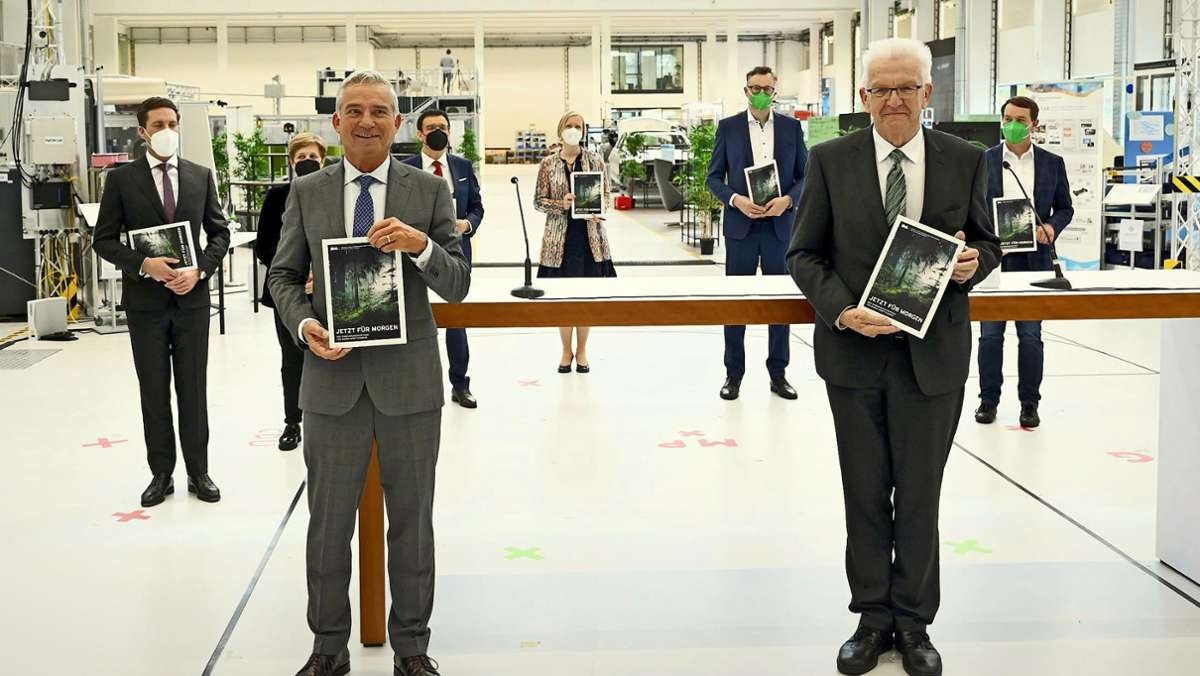 Regierung in Baden-Württemberg: Kretschmann und Strobl unterzeichnen  Koalitionsvertrag