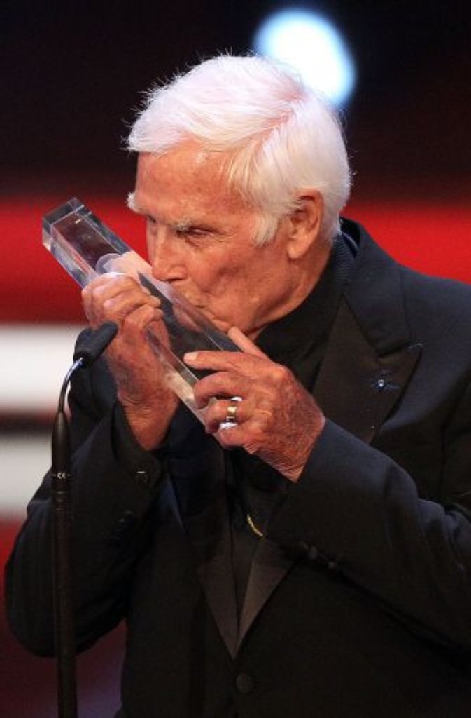 Öffentliche Auftritte absolviert der fast 85-Jährige nur noch selten: 2011 nimmt er sichtlich gerührt den Deutschen Fernsehpreis für sein Lebenswerk entgegen, ...