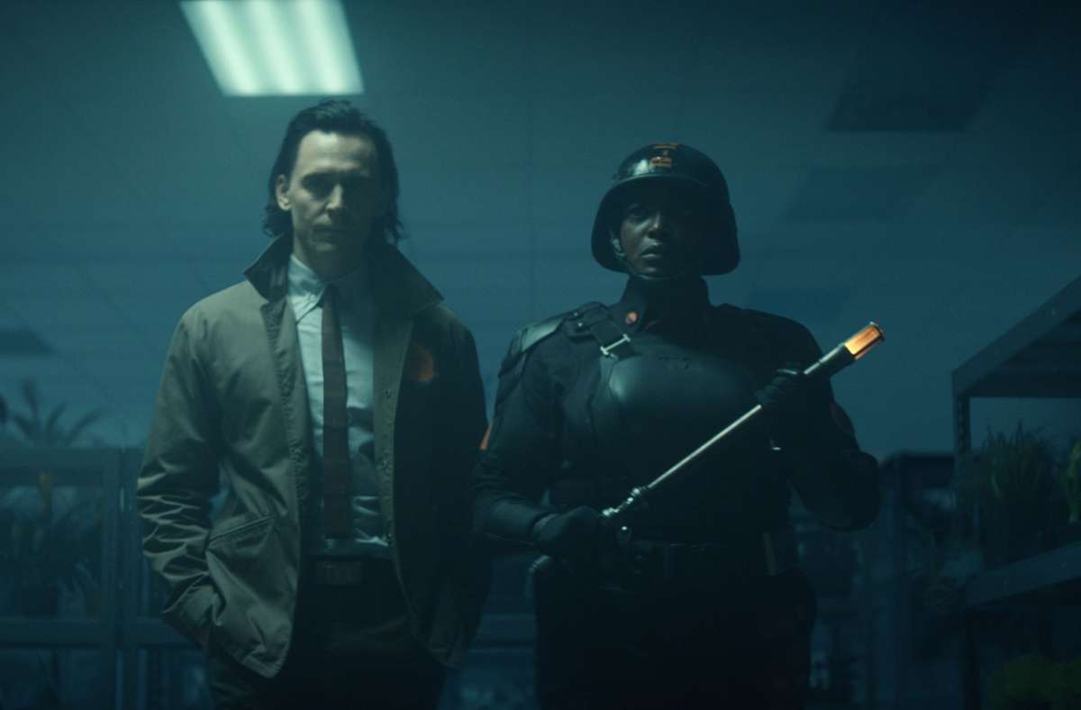 Tom Hiddleston und Wunmi Mosaku in einer Szene aus der Serie „Loki“, die im Marvel-Superhelden-Universum spielt.