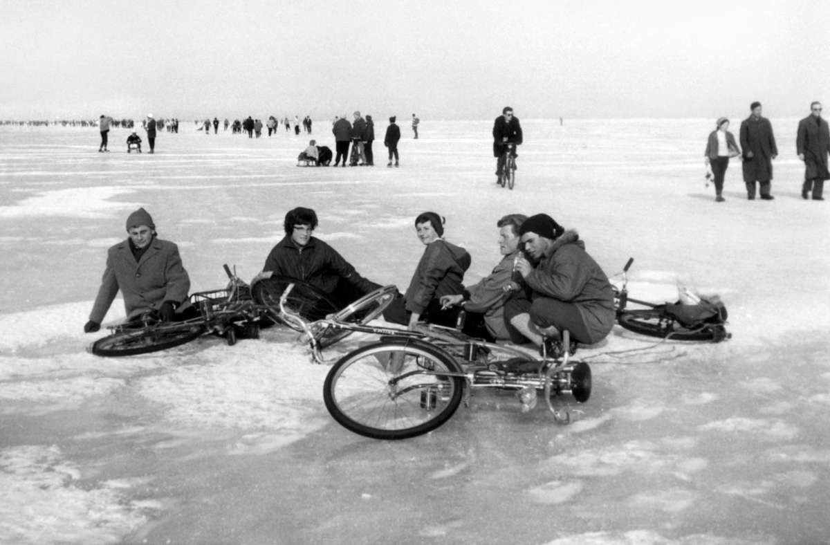 Auch mit Fahrrädern wagten sich die Menschen aufs Eis.