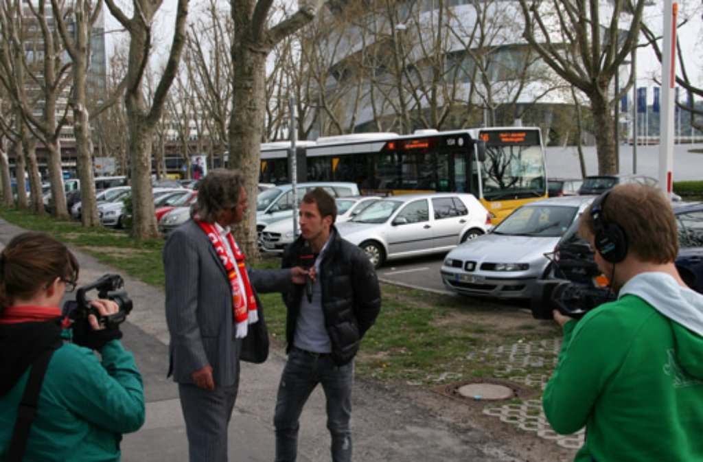Hier ein paar Eindrücke von den Dreharbeiten zur 31. Folge von Bruno sieht rot auf der Mercedesstraße in Stuttgart-Bad Cannstatt. Bruno Stickroth hat sich bei einem Spaziergang ausführlich mit Tobias Rathgeb, dem Mannschaftskapitän des VfB Stuttgart II, unterhalten.