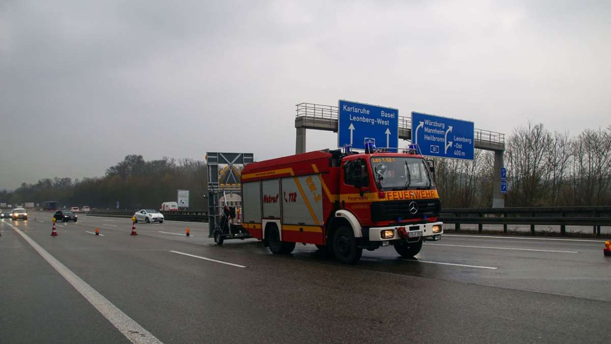 Nach Unfall auf A8/A81 bei Leonberg: Reinigungsarbeiten sorgen auch Stunden später für Staus