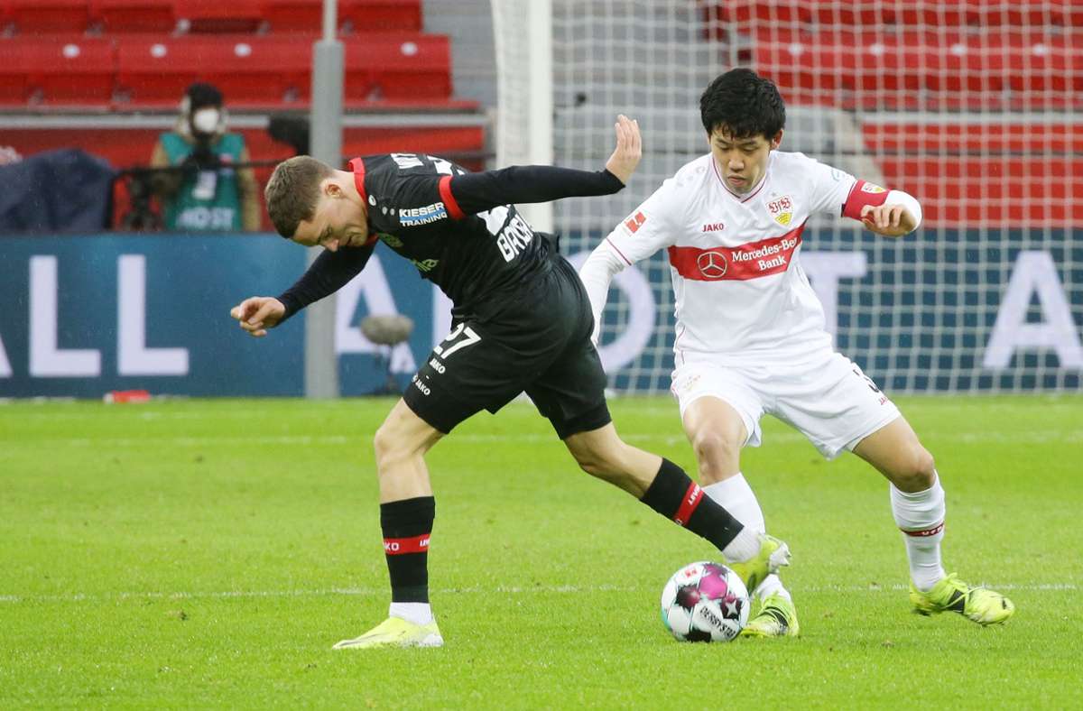 Der VfB um Kapitän Wataru Endo (rechts) tat sich von Beginn an ungewöhnlich schwer und Bayer nahm gleich das Heft in die Hand.