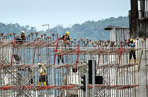 Bauarbeiter in der malaysischen Hauptstadt Kuala Lumpur: Das Land hat zuletzt viel in Infrastruktur investiert. Foto: AFP/Mohd Basfan