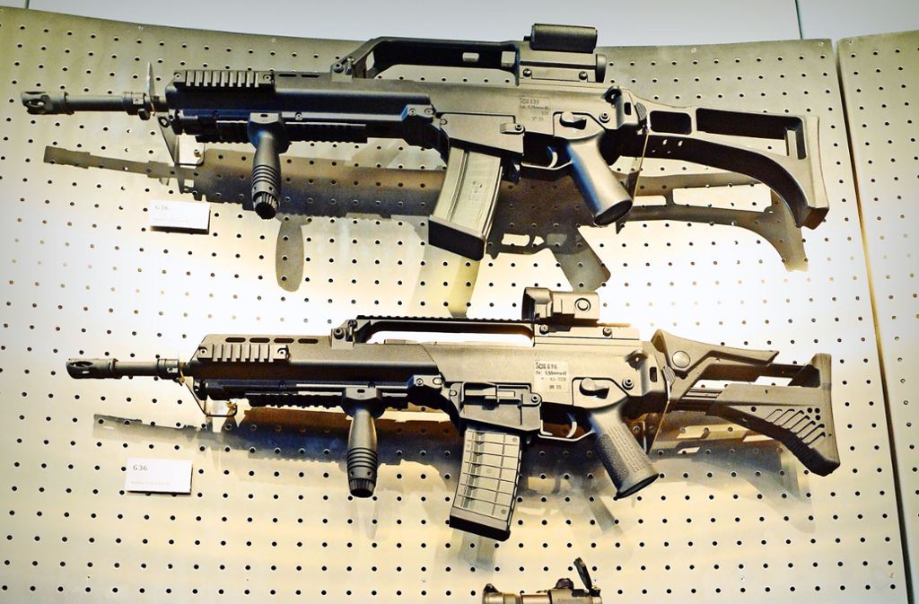 Unterschiedliche Versionen des Gewehrs G36 an einer Schauwand in Oberndorf Foto: dpa