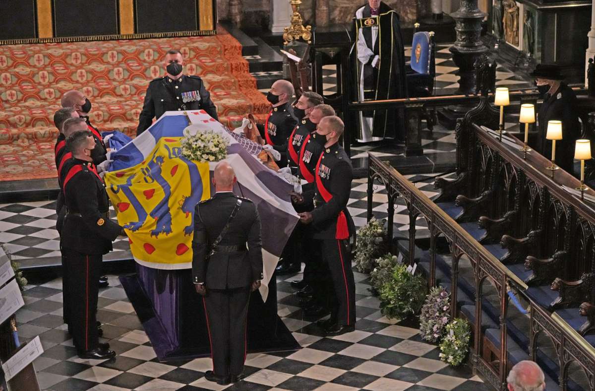 Die Coronabeschränkungen machten unmöglich, was Prinz Philip ohnehin nicht wollte: Eine große Trauerfeier mit allem „pomp and circumstance“. Stattdessen gab es auf Schloss Windsor eine intime, aber auch besonders würdevolle Zeremonie, um vom Herzog von Edinburgh Abschied zu nehmen.