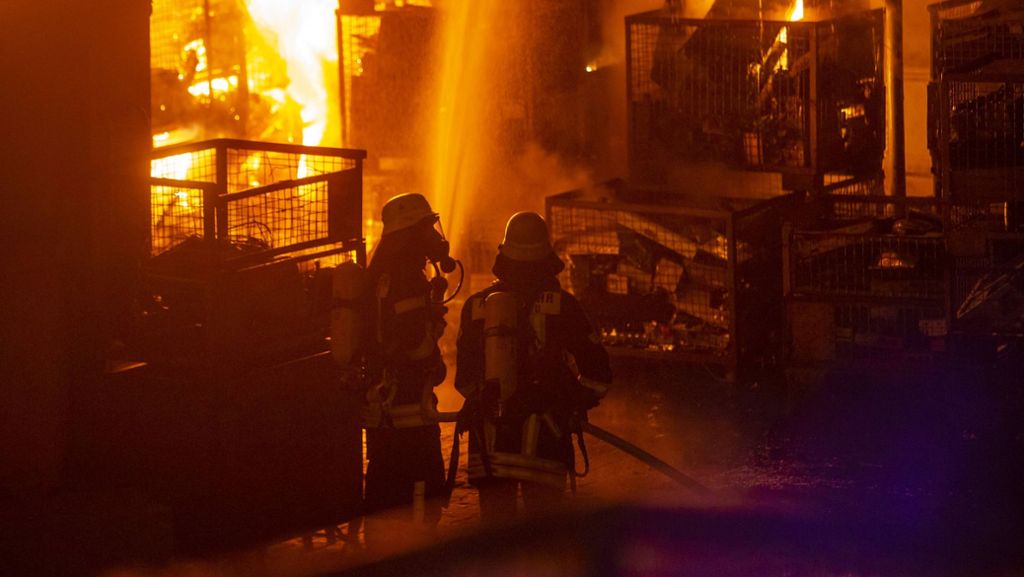 Brand in Verwertungsbetrieb in Altbach: Feuerwehr die ganze Nacht im Einsatz