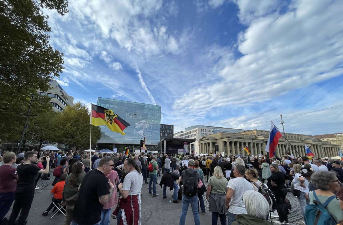 Dem Demoaufruf folgten die verschiedenste Menschen, deutsche und russische Flaggen waren zu sehen.