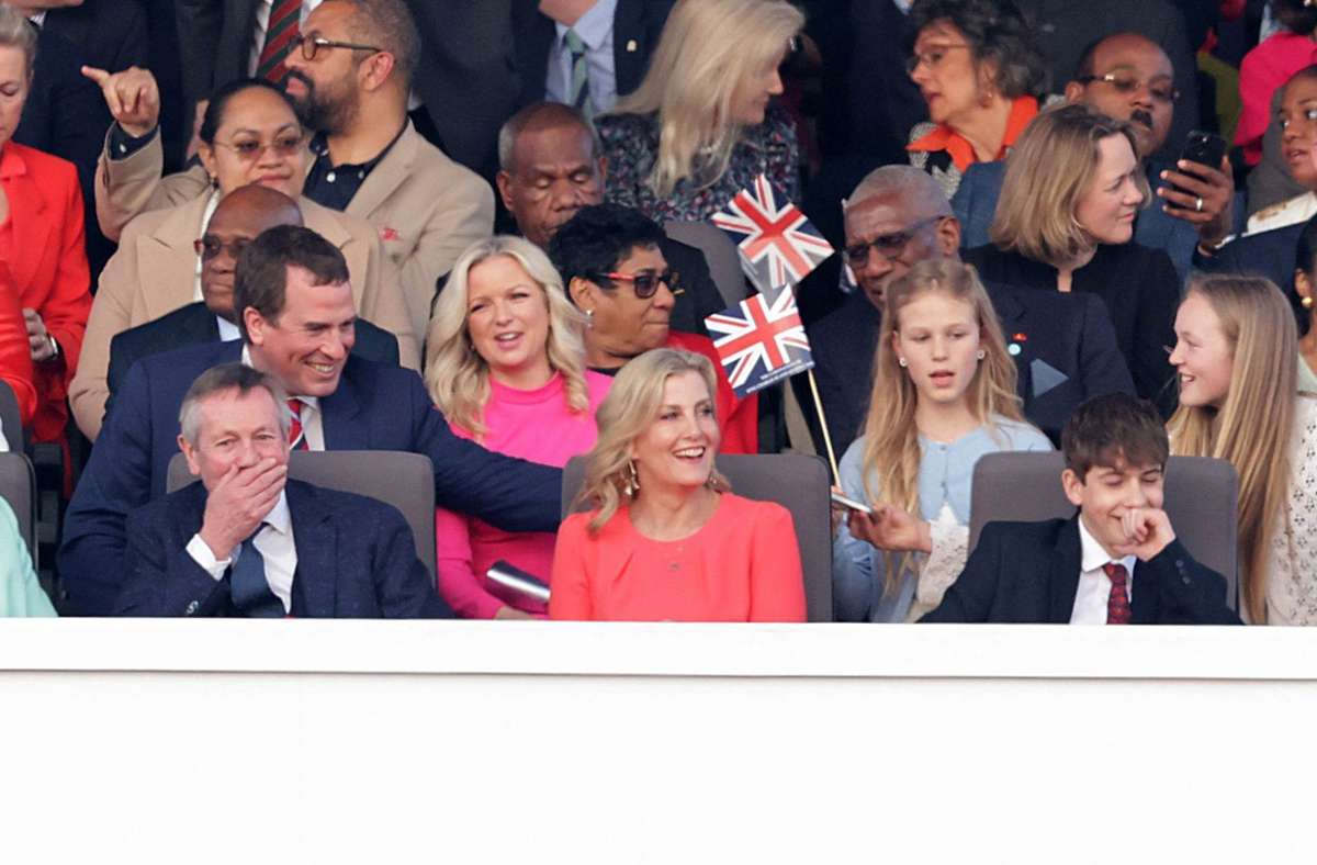 Gute Laune in der „Royal Box“: Herzogin Sophie (vorn in Koralle) mit ihrem Sohn James (rechts vorn). Hinter ihnen sitzen Prinzessin Annes Sohn Peter Phillips, seine Freundin Lindsay Wallace und seine Töchter Savannah und Isla.