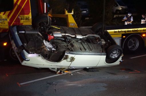 Der Opel Kadett überschlug sich mehrfach, nachdem er von einem entgegenkommenden Auto gerammt worden war. Foto: SDMG/Boehmler