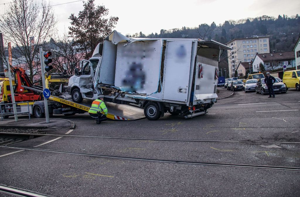 In Stuttgart-Wangen ist es am Dienstagnachmittag zu einem Verkehrsunfall gekommen, bei dem ein VW-Kleinlaster sowie eine Stadtbahn beteiligt waren.
