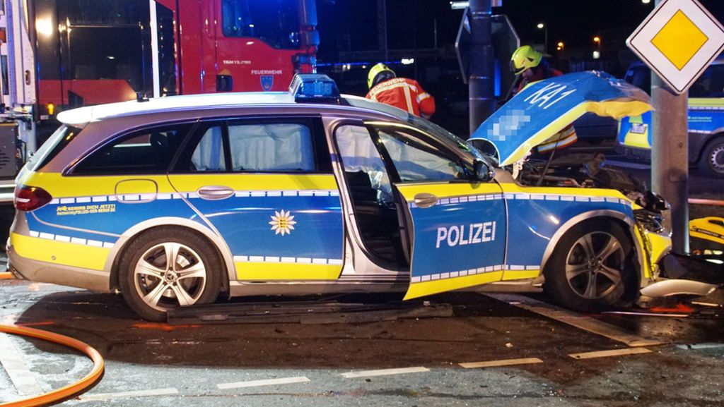  Ein Streifenwagen im Einsatz ist am Mittwochabend in Niefern-Öschelbronn im Enzkreis bei Rot über eine Ampel gefahren und kollidierte mit dem Auto einer 44-Jährigen, die bei dem Unfall schwer verletzt wird. 