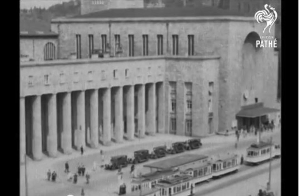 Neben dem Hauptbahnhof, der wenige Jahre zuvor fertig gestellt wurde, zeigt das Pathé-Video „Stuttgart – die Stadt der Gegensätze“ von 1934 das Rathaus und das Kaufhaus Schocken.