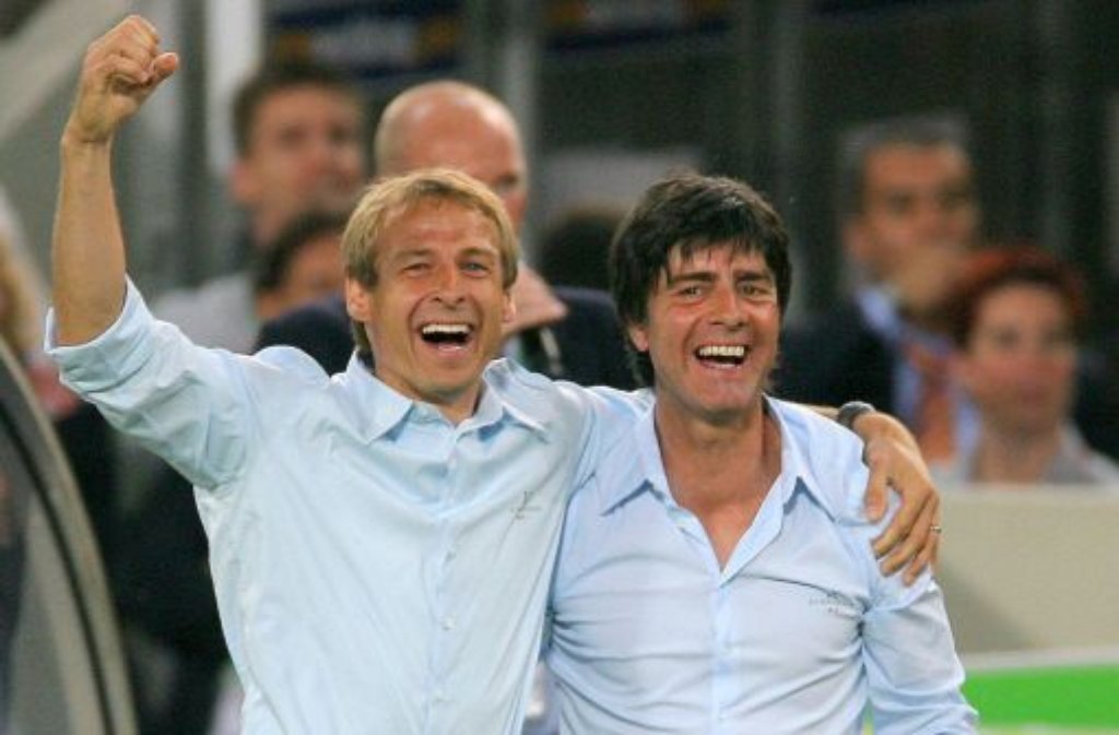 Die WM 2006 - das berühmte Sommermärchen - fand mit Löw als Co-Trainer der deutschen Nationalmannschaft beinahe ein perfektes Ende. Mit Jürgen Klinsmann (links) als Bundestrainer verlor Deutschland das Halbfinale gegen den späteren Weltmeister Italien, siegte dann aber im Spiel um den dritten Platz in Stuttgart gegen Portugal und ...