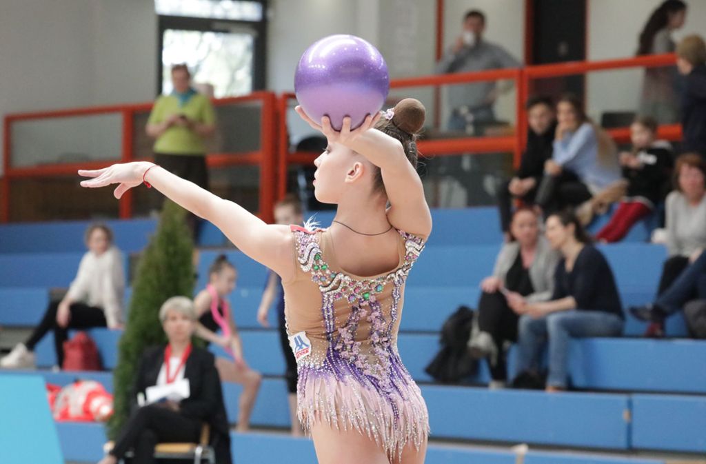 Die 15-jährige Weißrussin Arina Krasnorutskaia bezaubert mit dem Ball.