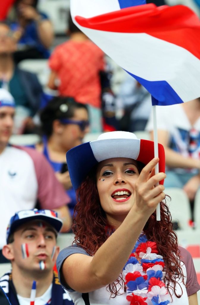 Dieser Fan zeigt Flagge für Frankreich.