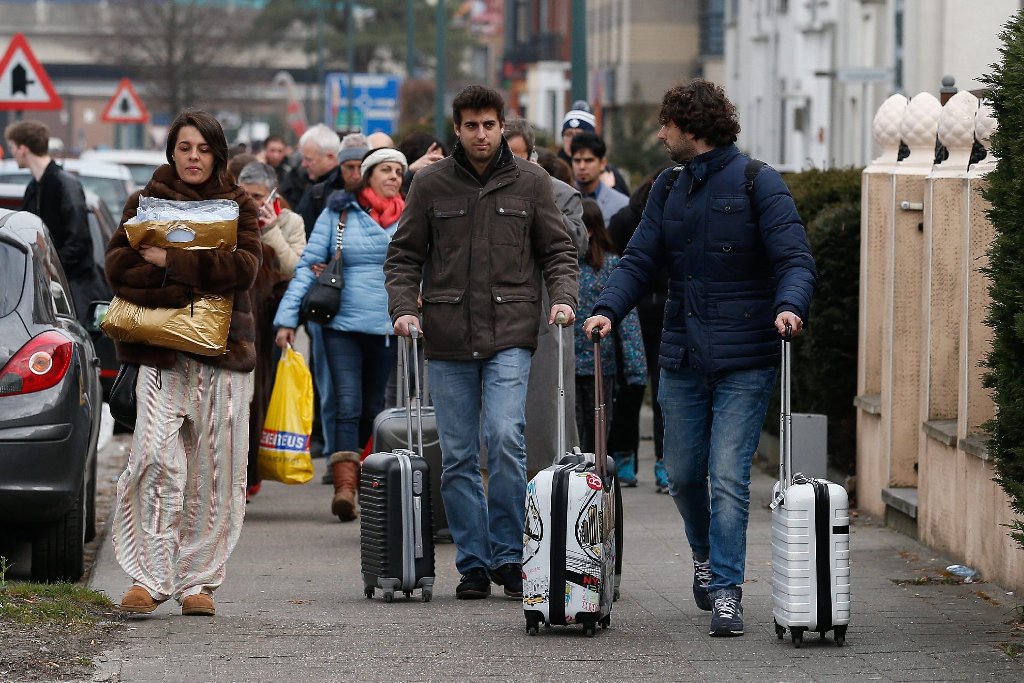 Passagiere verlassen den Brüsseler Flughafen.