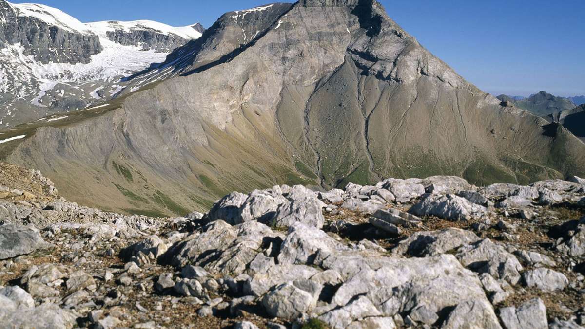  Eine Unachtsamkeit hat einem Bergsteiger aus Deutschland in den Schweizer Alpen das Leben gekostet. Der nicht angeseilte Mann verlor beim Abstieg den Halt und stürzte rund 250 Meter in die Tiefe. 